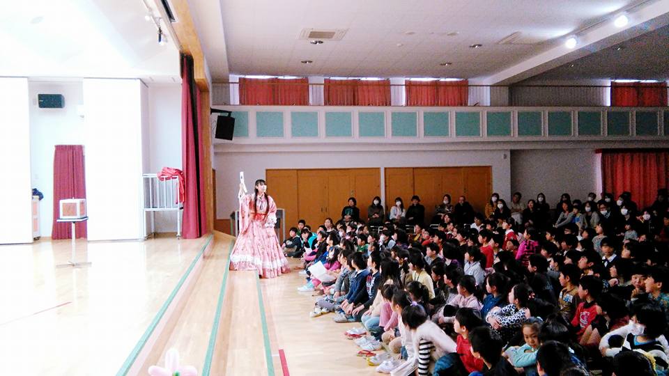 小学校で女性マジシャン派遣　芸術鑑賞会