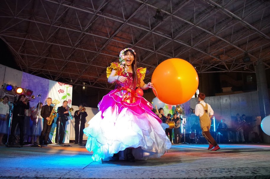 にぎわい爆発！あつぎ国際大道芸でマジック