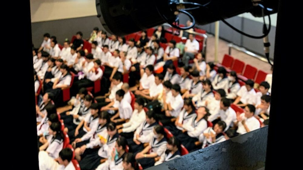 浅草東洋館様　修学旅行生への学校寄席でマジック