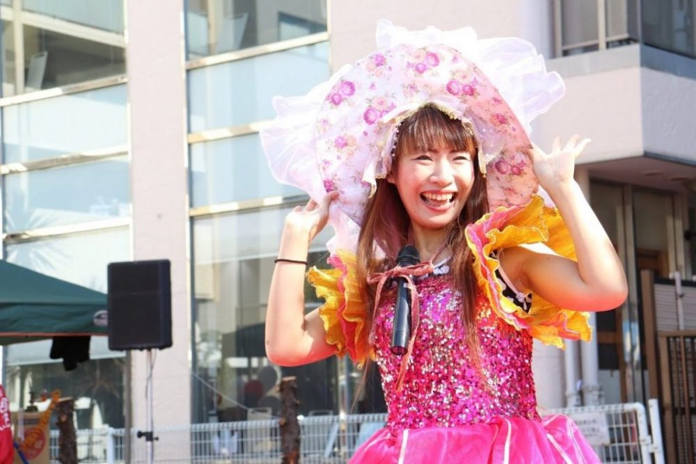 にぎわい爆発！あつぎ国際大道芸でマジックパフォーマンス1日目