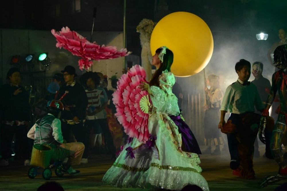 にぎわい爆発！あつぎ国際大道芸２０１９夜会でマジック