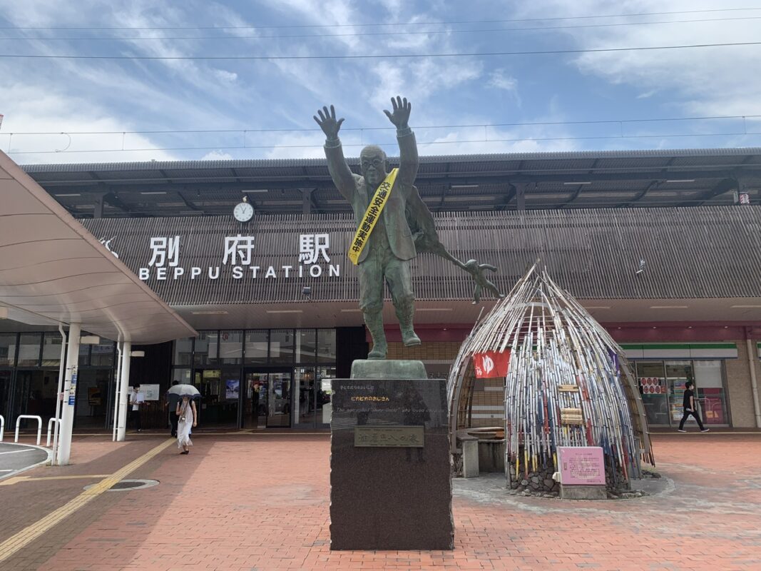 大分 旅④　別府駅「油屋熊八の像」