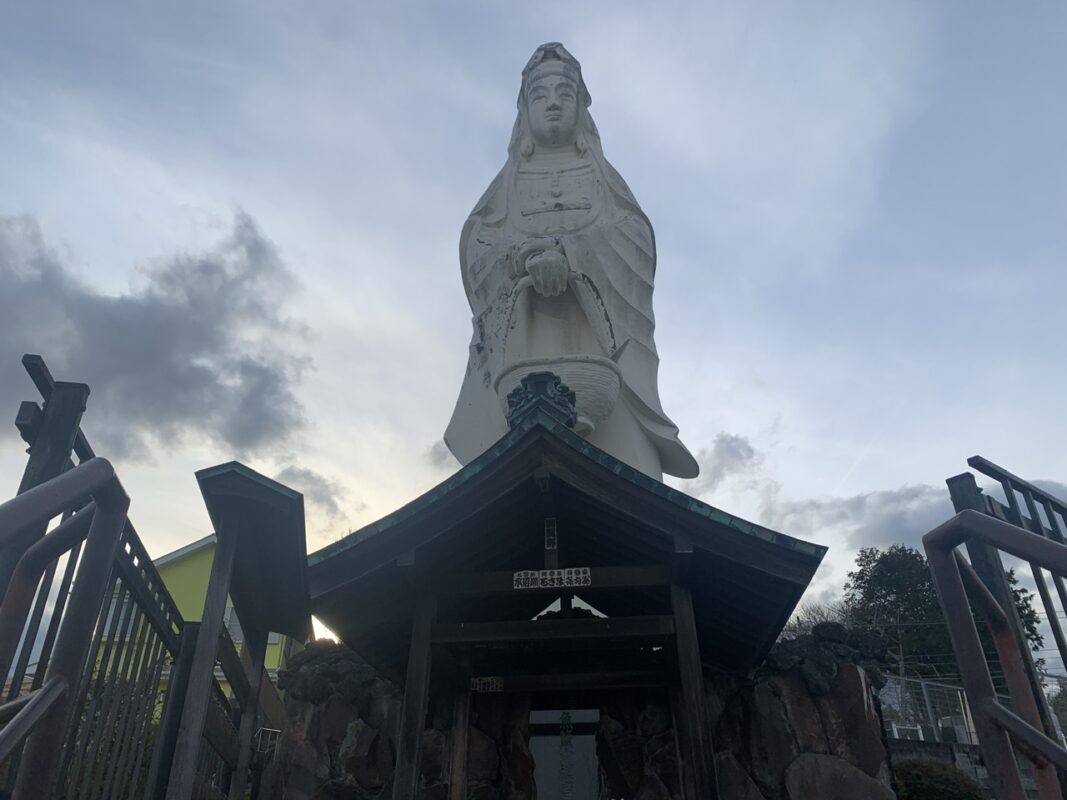 神奈川県早川　魚藍大観音にドライブ