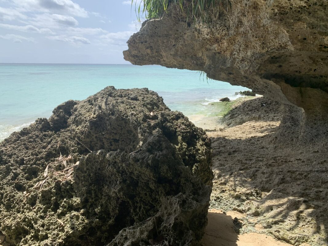 GIビーチの海蝕洞窟