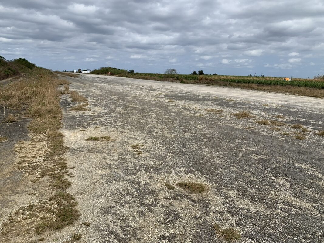 米軍伊江島補助飛行場滑走路跡地
